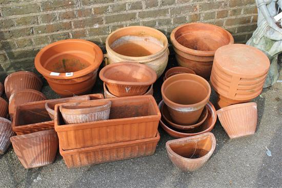 Quantity of terracotta pots(-)